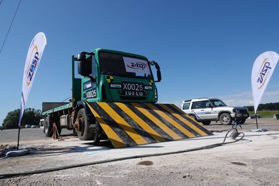 380V Hydraulic Wedge Barrier Crash Rated With Traffic Lights