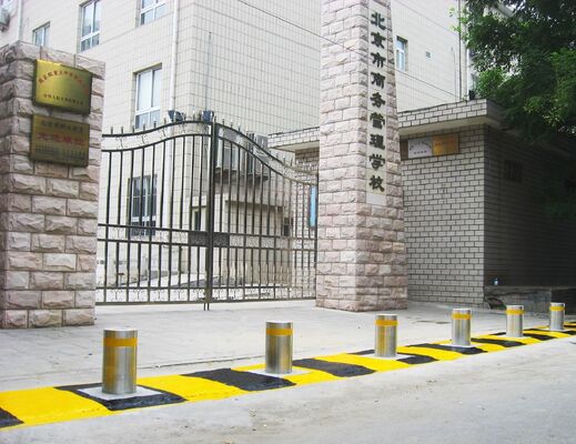 Stainless Steel Remote Control Rising Bollards Hydraulic Movement Principle Barrier System Enhancing Property Protection
