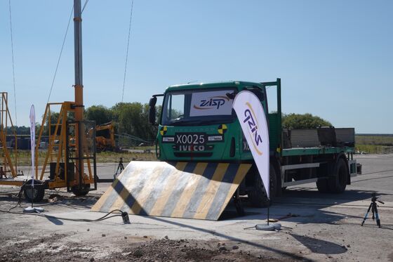 Hydraulic Drive Shallow Mounted Road Blocker with 220 Tons Load Capacity and IP68 Protection