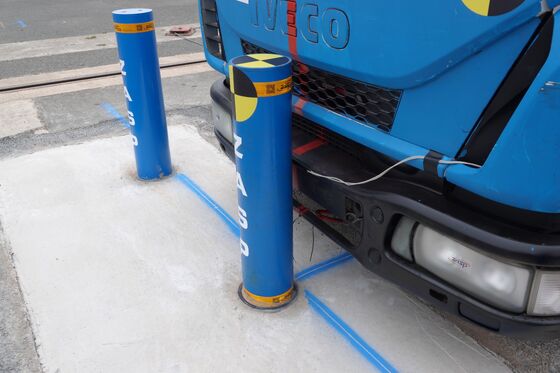Traffic Control with Corrosion Resistance and 14mm /-2mm Cylinder Thickness in Removable Bollards