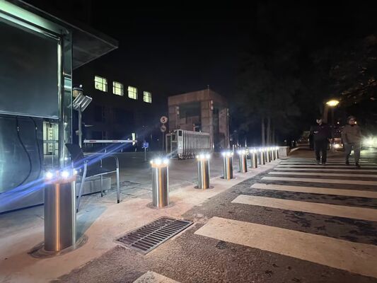 304 316 Stainless Steel Automatic Bollards IP68 Rated Security Bollard Systems with 600mm-1000mm Height for Anti-Ram Protection