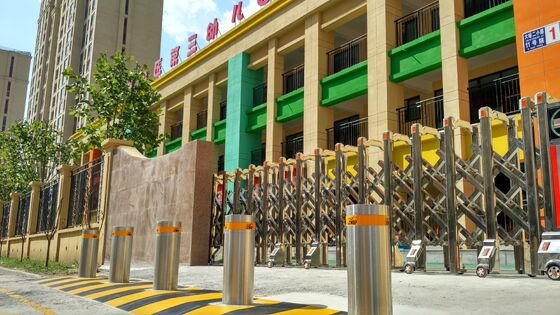 114mm Diameter Manual Bollards with 6-30mm Thickness and K4 Impact Resistance for Vehicle Access Control